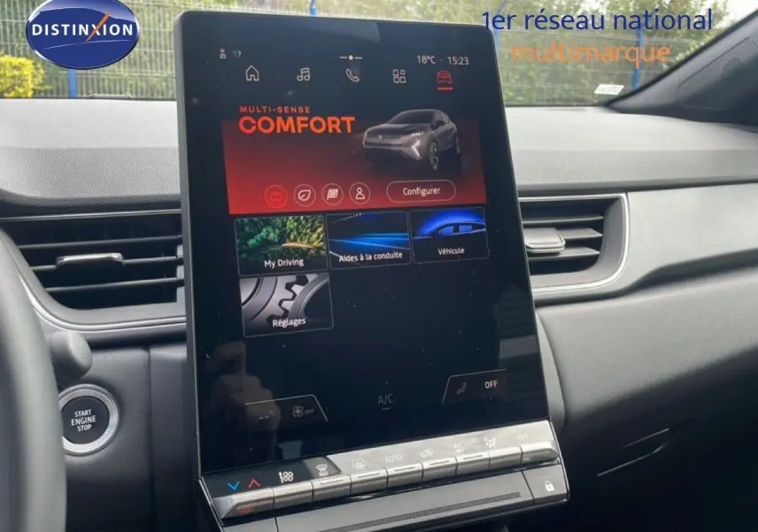 Vue intérieure du tableau de bord du Renault Captur 2025 avec écran tactile vertical et commandes climatisation.