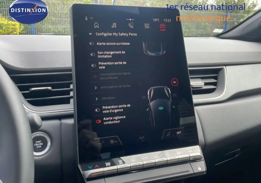 Vue intérieure centrée sur l'écran tactile vertical du tableau de bord du Renault Captur gris cassiopée métal avec toit noir.