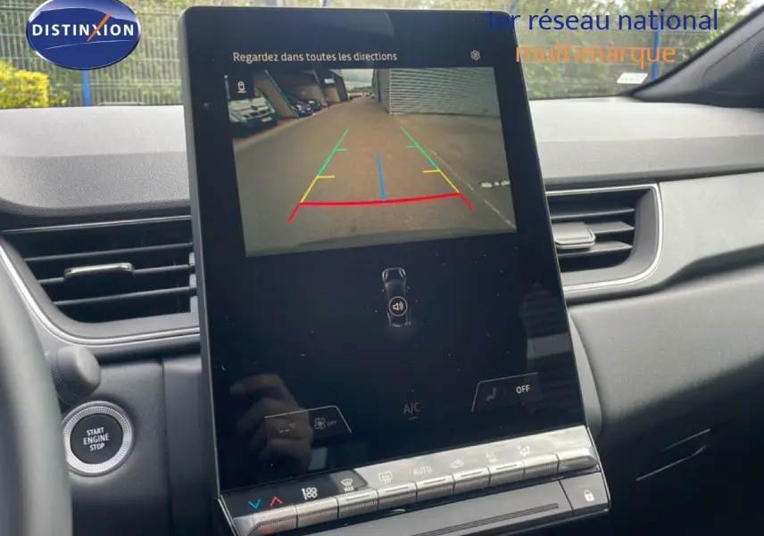 Vue intérieure du tableau de bord du Renault Captur 2025, écran tactile affichant la caméra de recul, finition gris cassiopée métal.