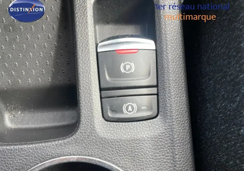 Gros plan sur les commandes de frein à main électrique et d’aide au démarrage du Renault Captur gris cassiopée métal avec toit noir.