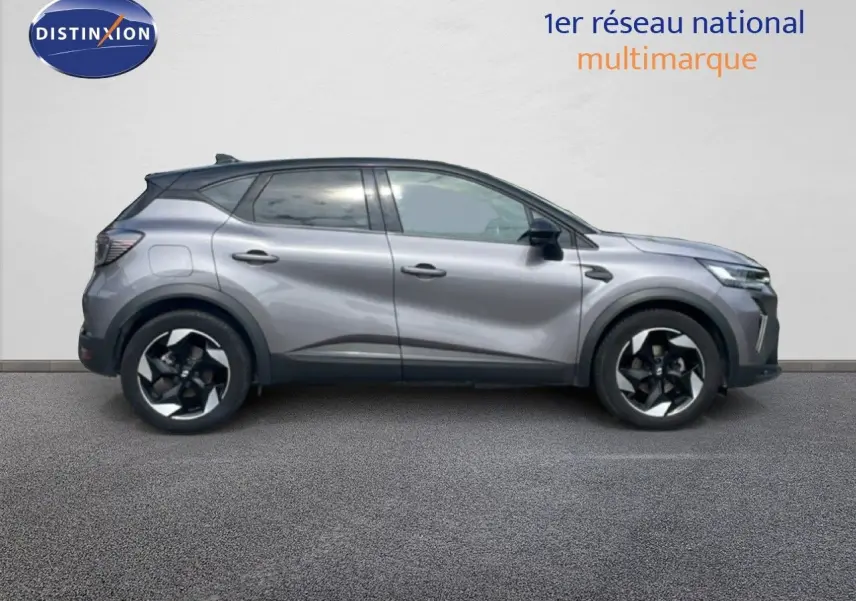 Profil latéral droit du Renault Captur 2025 gris Cassiopée métal avec toit noir et jantes biton distinctives.