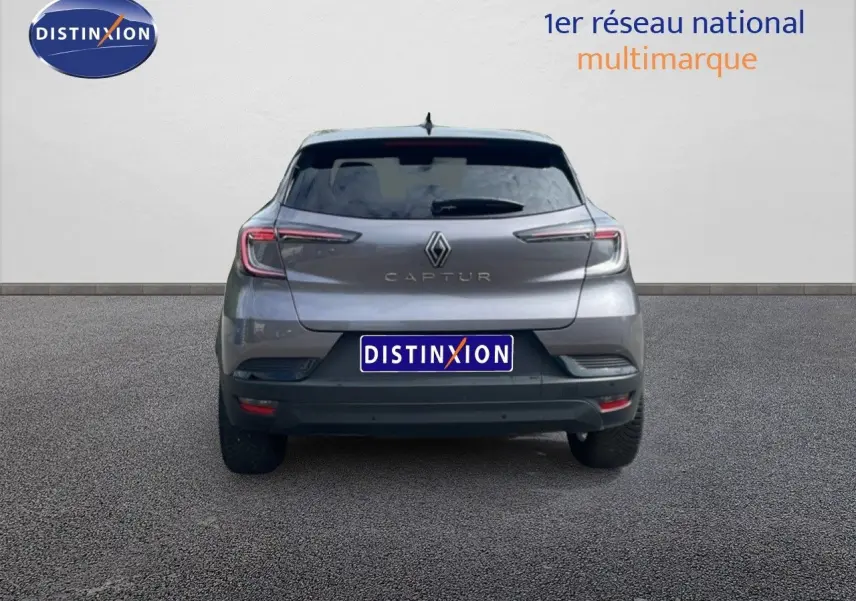 Vue arrière d'un Renault Captur gris cassiopée métal avec toit noir, mettant en valeur ses feux LED fins et son logo central.