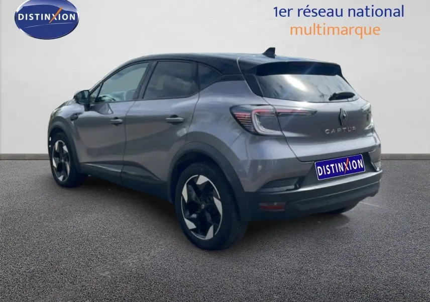 Renault Captur gris cassiopée métal avec toit noir, vue 3/4 arrière droit, jantes noires et blanches distinctives.