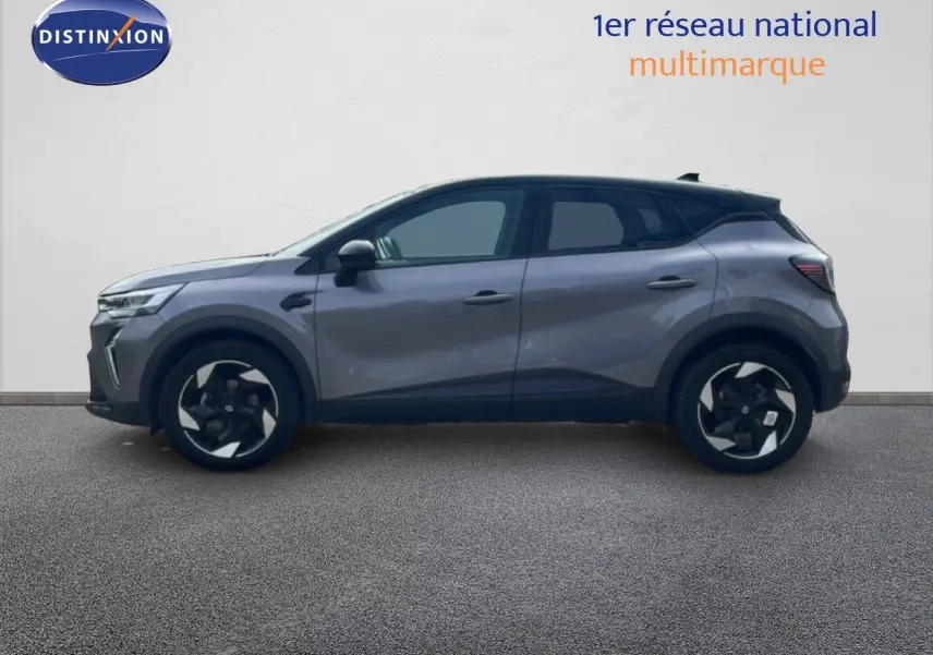 Profil droit du Renault Captur 2025 gris Cassiopée métal avec toit noir et jantes 18 pouces bicolores.