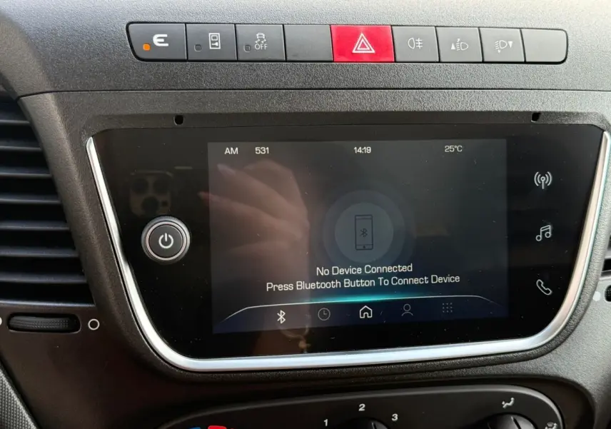 Vue rapprochée de l’écran tactile central et des boutons de commande sur le tableau de bord noir de l’Iveco Daily 2026.