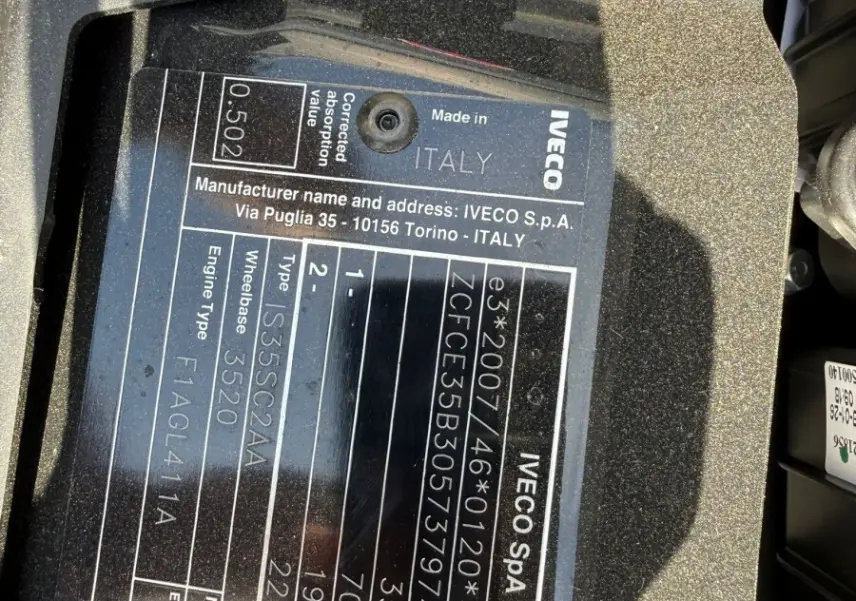 Plaque constructeur Iveco Daily 2.3 35S16 V12 2026 en gros plan, avec marquage Made in Italy sur fond noir.