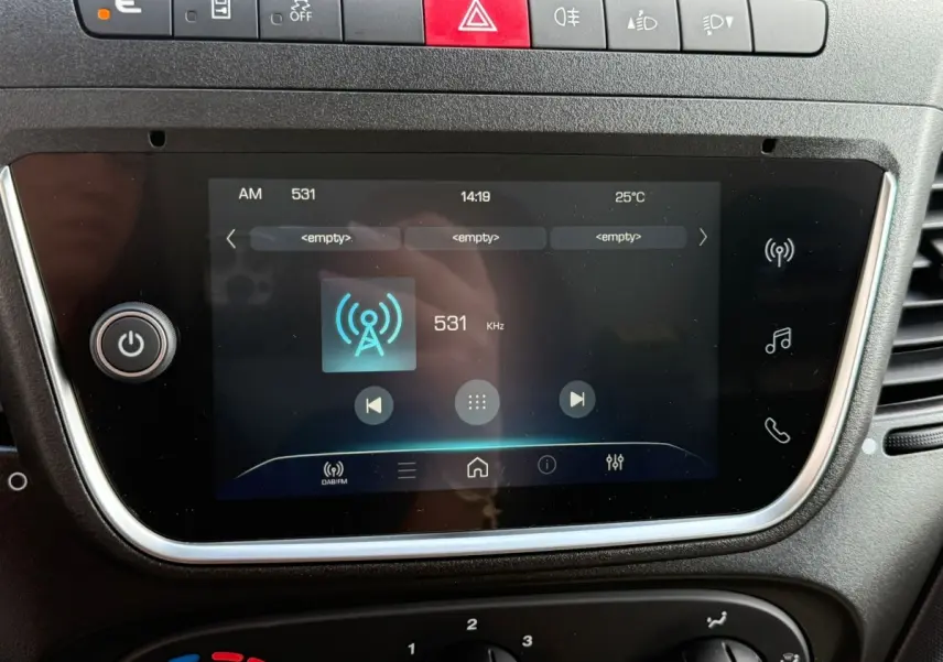 Écran tactile central du tableau de bord de l’Iveco Daily blanc 2026, affichant la radio AM à 531 kHz.