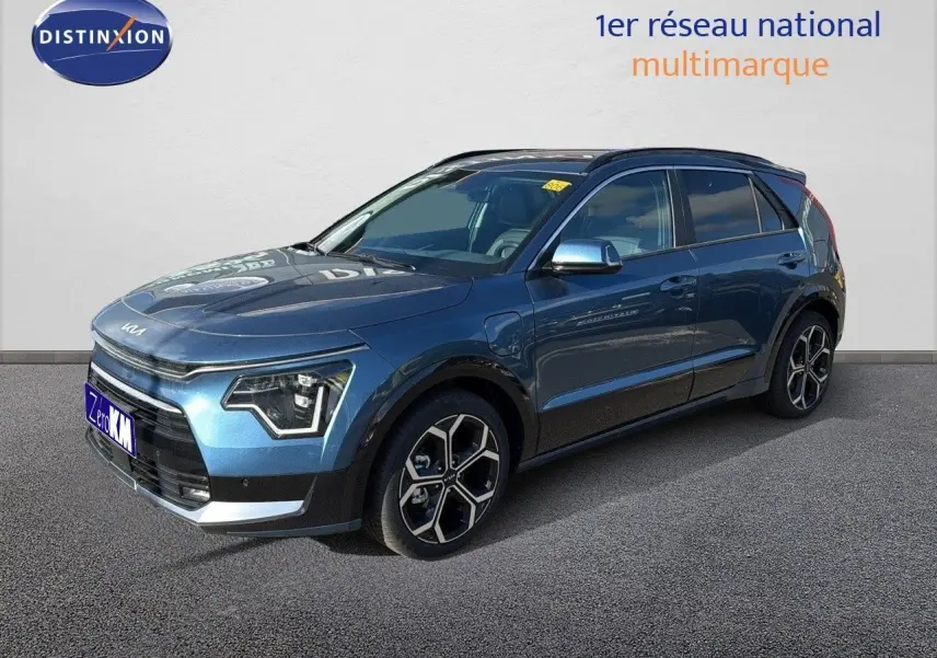 KIA NIRO hybride rechargeable bleu minéral métal en 3/4 avant droit avec jantes bi-ton et phares LED distinctifs.