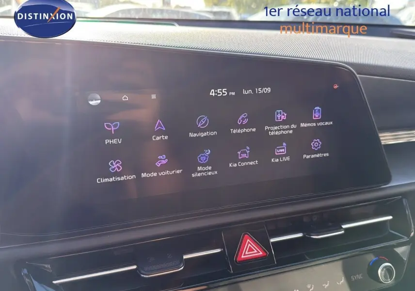 Écran tactile central du tableau de bord du Kia Niro 2025 affichant les options de navigation et climatisation.