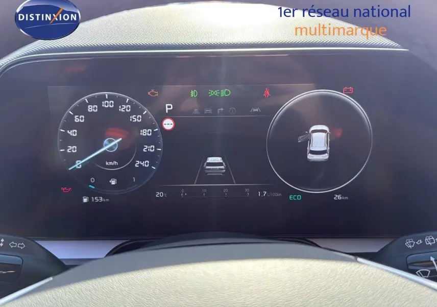 Tableau de bord numérique du Kia Niro 2025 hybride rechargeable, affichage vitesse et assistance à la conduite.