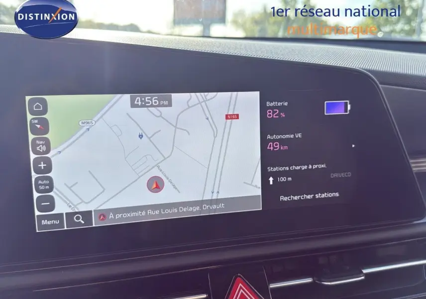 Écran tactile du tableau de bord du Kia Niro bleu minéral, affichant la navigation et l'autonomie électrique à 49 km.
