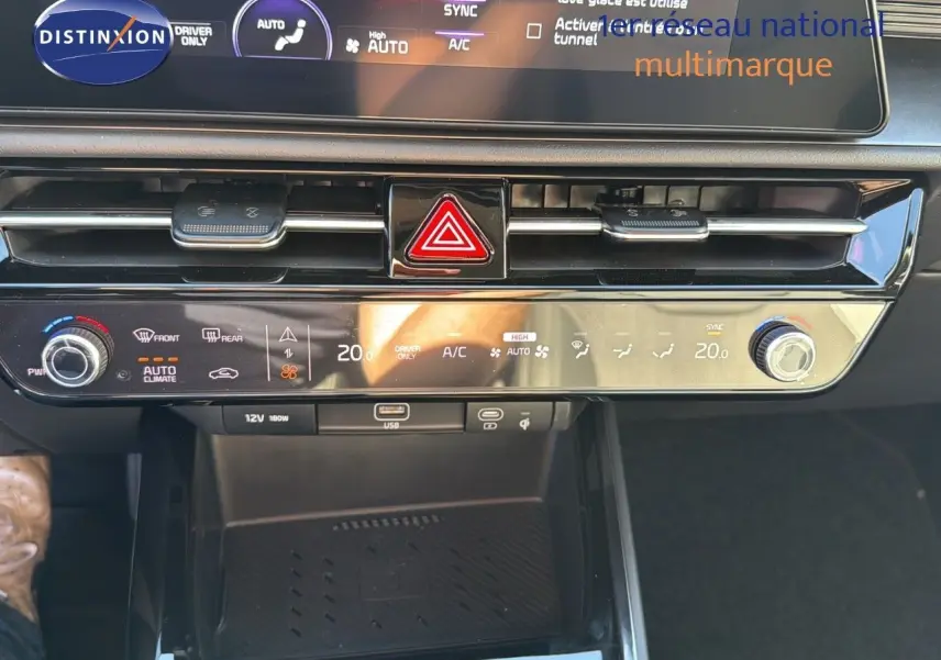Tableau de bord et console centrale du Kia Niro 2025, avec commandes climatisation et écran tactile visible.