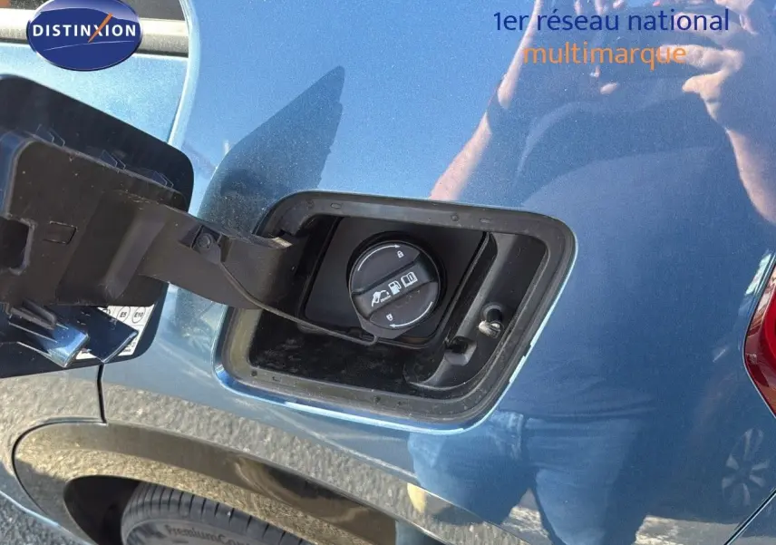 Bouchon de réservoir ouvert sur le côté gauche d'un Kia Niro bleu minéral métal 2025 hybride rechargeable.