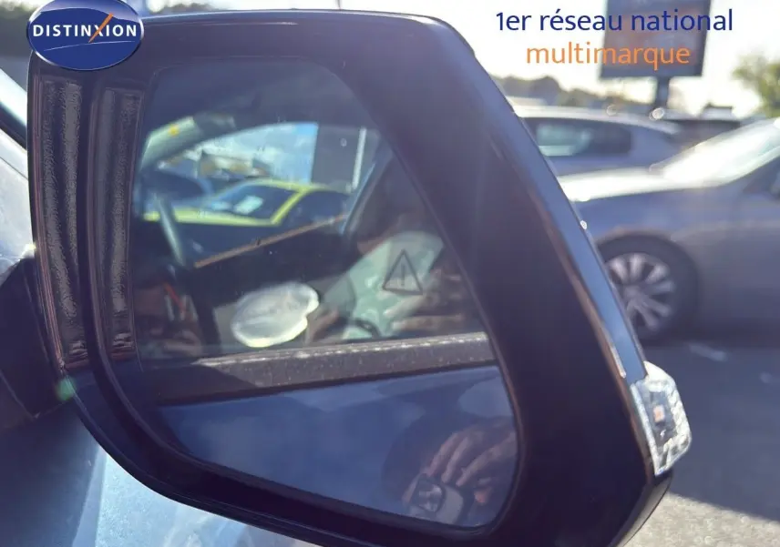 Rétroviseur côté gauche d'un KIA Niro bleu minéral métal 2025, avec clignotant intégré visible en extérieur.