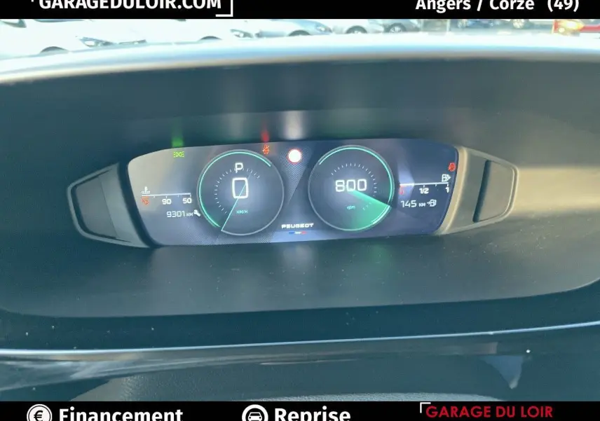 Combiné numérique 10 pouces de Peugeot 308 2024 affichant vitesse, régime et informations véhicule.