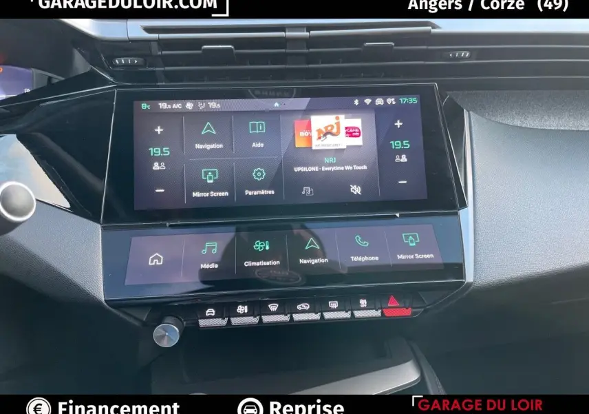Écran tactile central double de la Peugeot 308 2024 avec commandes multimédia et climatisation intégrées.