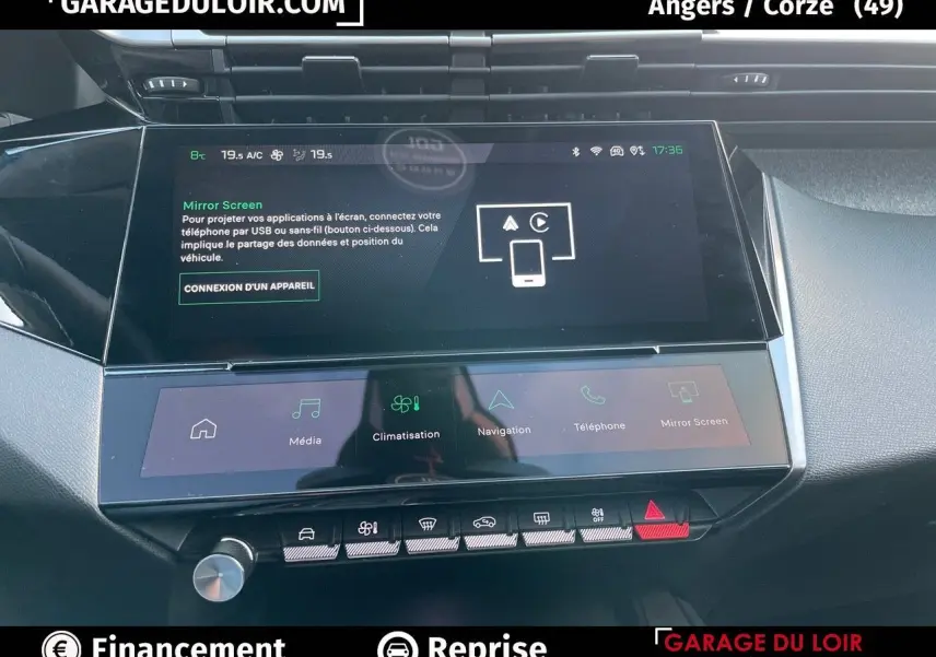 Écran tactile central 10'' du Peugeot 308 gris Artense, affichant la fonction Mirror Screen dans l'habitacle.