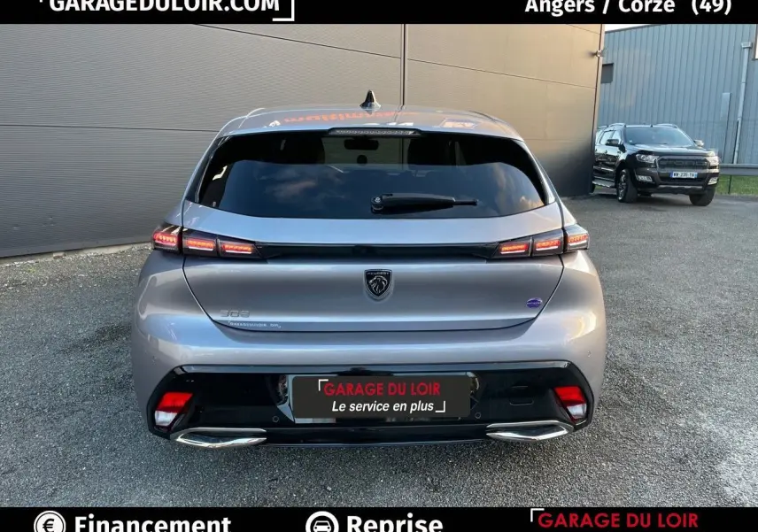 Vue arrière d'une Peugeot 308 gris Artense 2024 avec feux LED et double sortie d'échappement chromée.