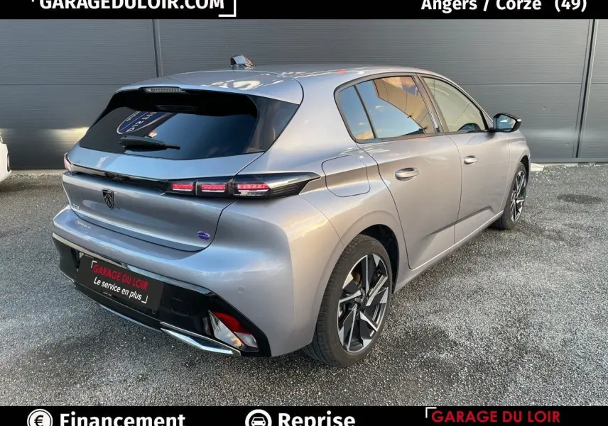 Vue 3/4 arrière droite d'une Peugeot 308 2024 gris Artense avec jantes alliage et feux arrière LED distinctifs.