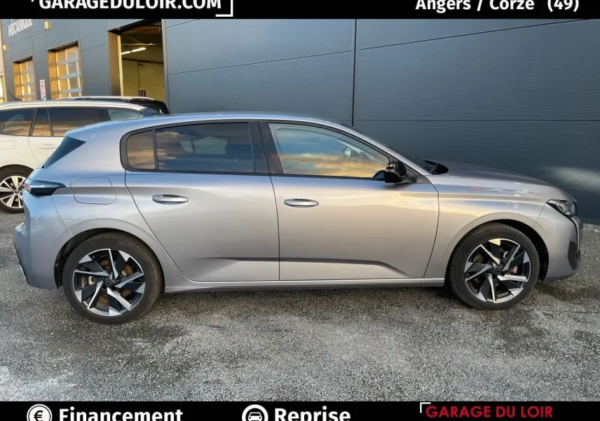 Profil côté droit de la Peugeot 308 2024 gris Artense avec jantes alliage 17 pouces et vitres surteintées.