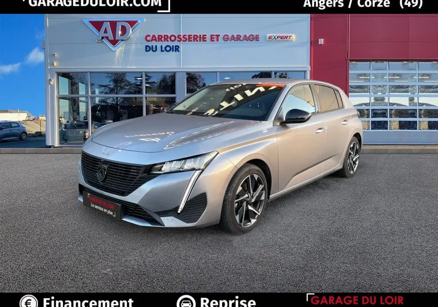 Peugeot 308 gris Artense vue 3/4 avant droit, calandre noire et jantes alliage 17 pouces Halong diamantées.