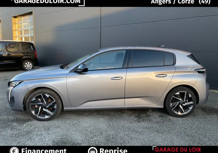 Profil côté gauche de la Peugeot 308 2024 gris Artense avec jantes alliage 17'' Halong diamantées et vitres surteintées.