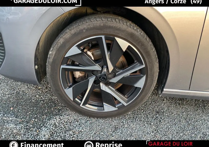 Gros plan sur la jante alliage 17'' Halong diamantée côté avant droit d'une Peugeot 308 gris Artense 2024