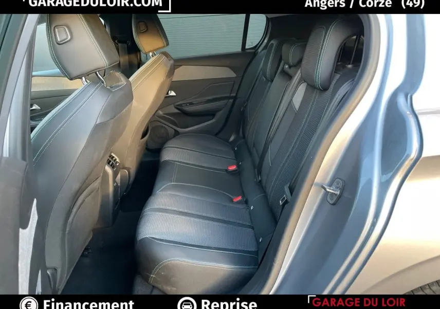 Vue côté droit de l'habitacle arrière d'une Peugeot 308 gris Artense avec sièges en tissu et TEP noir.