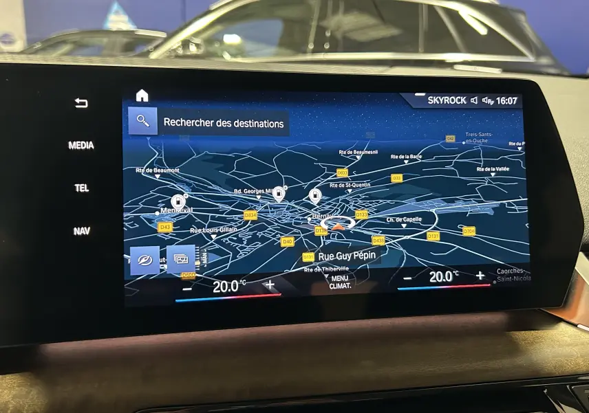 Écran de navigation GPS de BMW Série 2 Active Tourer 218i 2022 affichant une carte détaillée en intérieur.