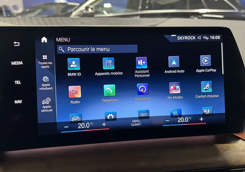 Écran tactile central de la BMW Série 2 Active Tourer affichant le menu principal avec options multimédia et navigation.