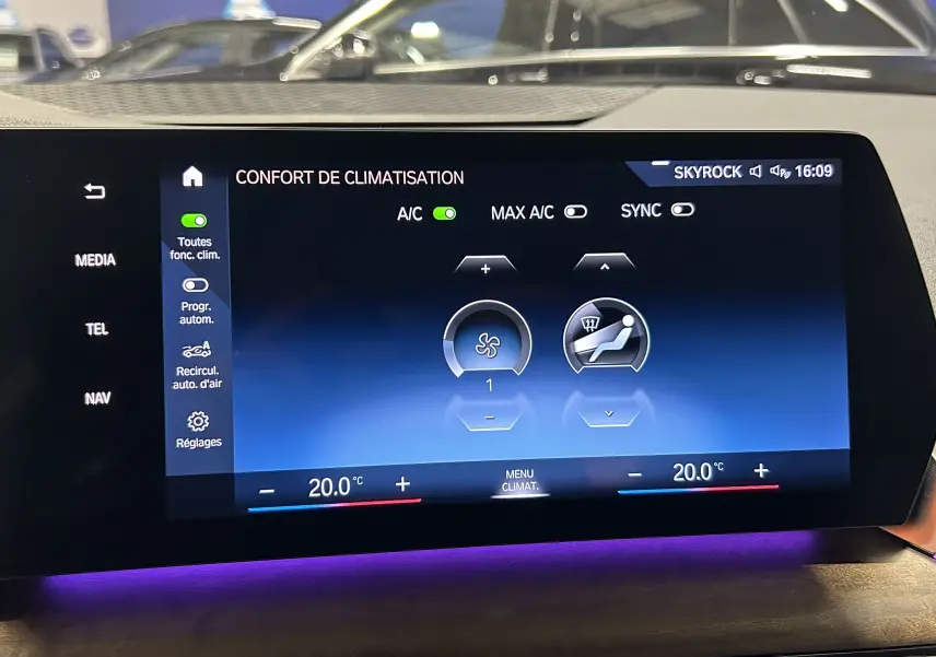 Écran tactile central de la BMW Série 2 Active Tourer 218i 2022, affichant le menu de climatisation à 20°C.