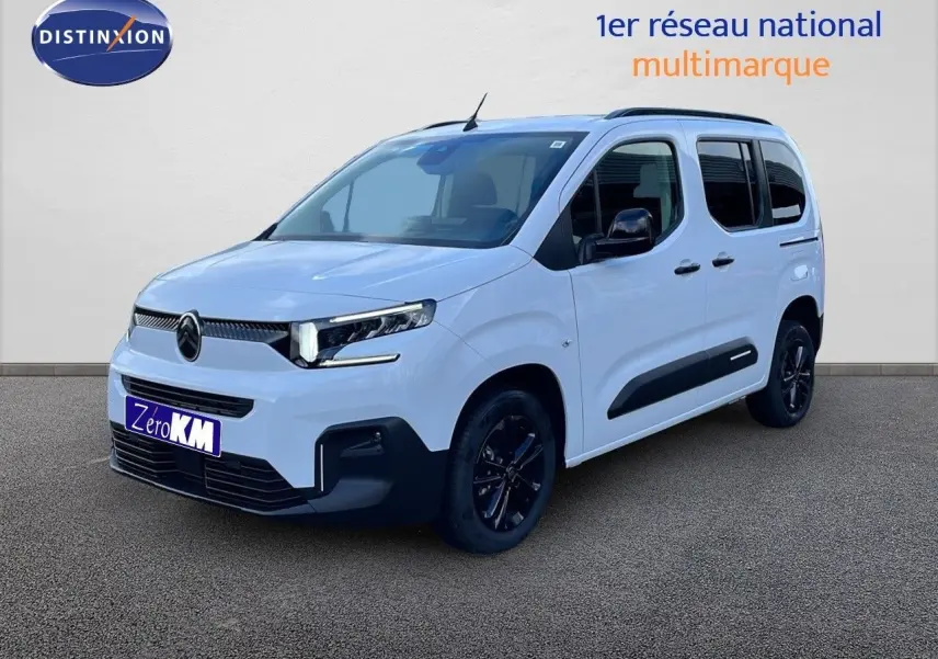 Vue 3/4 avant d’un Citroën Berlingo blanc glacier avec jantes noires et protections latérales noires.