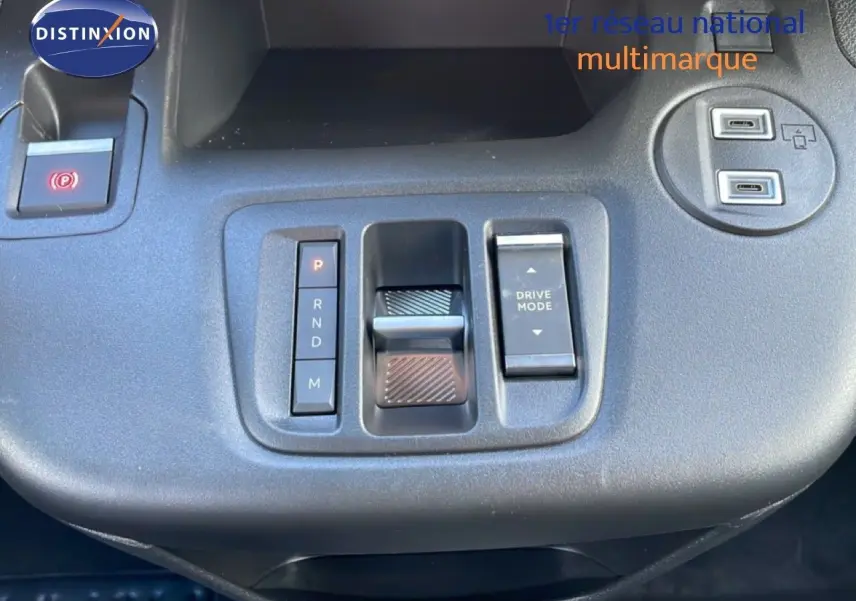 Gros plan sur la console centrale du Citroën Berlingo blanc glacier 2025, avec commandes de boîte auto et mode de conduite.