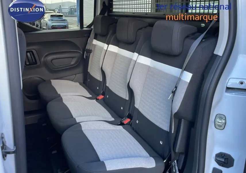 Vue intérieure côté droit sur la banquette arrière tissu gris et noir du Citroën Berlingo Multispace blanc glacier 2025.