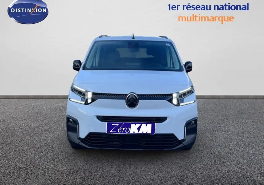 Vue de face du Citroën Berlingo Multispace blanc glacier avec feux LED allumés sur fond neutre.