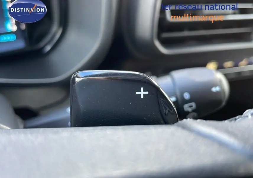 Gros plan sur la palette de changement de vitesse droite dans l'habitacle du Citroën Berlingo blanc glacier 2025.