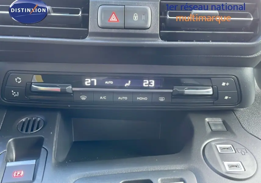 Vue rapprochée du tableau de bord noir du Citroën Berlingo Multispace 2025, montrant la climatisation digitale.