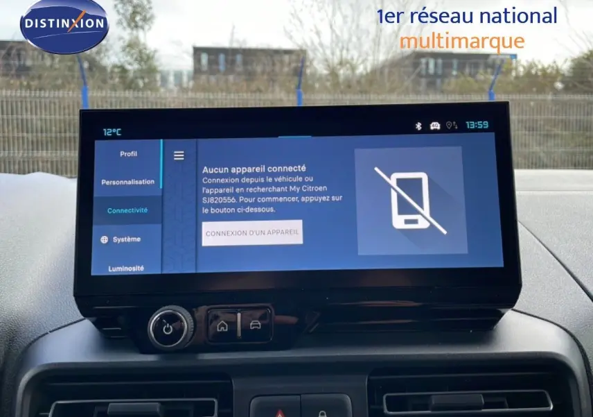 Écran tactile central du tableau de bord du Citroën Berlingo blanc glacier, affichant le menu connectivité.