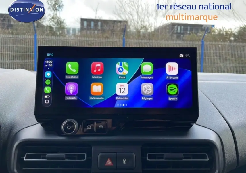 Vue intérieure centrée sur l'écran tactile du tableau de bord du Citroën Berlingo Multispace blanc glacier 2025.