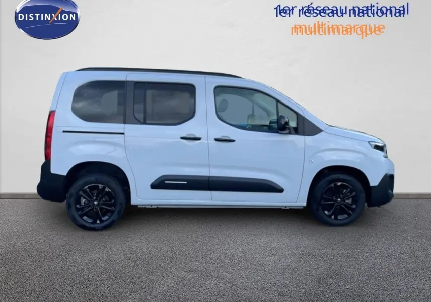 Profil droit d'un Citroën Berlingo Multispace blanc glacier avec jantes noires et protections latérales noires.