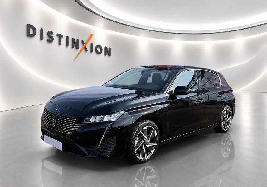 Peugeot 308 noire vue en 3/4 avant droit, avec jantes alliage et phares LED distinctifs dans un showroom lumineux.