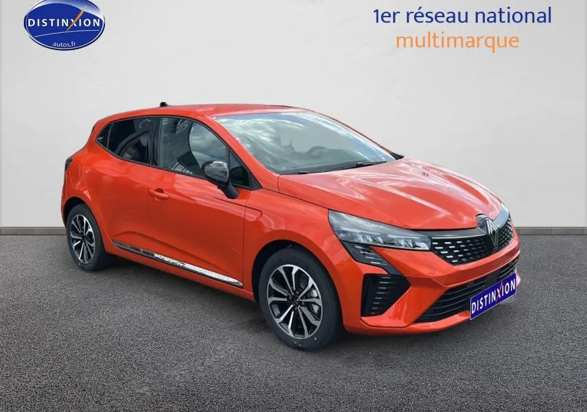 Renault Clio V orange Valencia vue 3/4 avant droit avec jantes alu et calandre chromée.