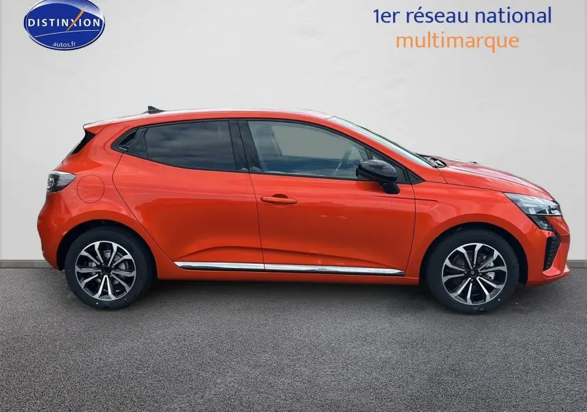 Profil droit d'une Renault Clio V orange Valencia 2025 avec jantes alliage et vitres arrière surteintées.