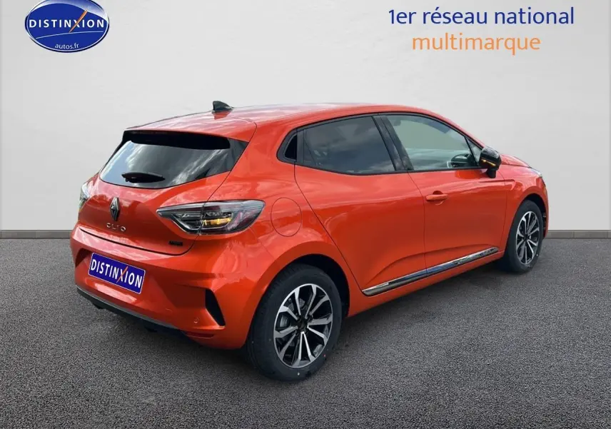 Renault Clio V orange Valencia vue 3/4 arrière droit avec jantes alu et vitres surteintées.