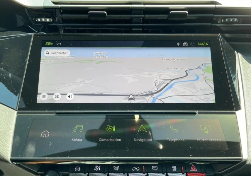 Écran tactile central de la Peugeot 308 GT 2025 montrant la navigation, avec interface moderne et commandes tactiles.