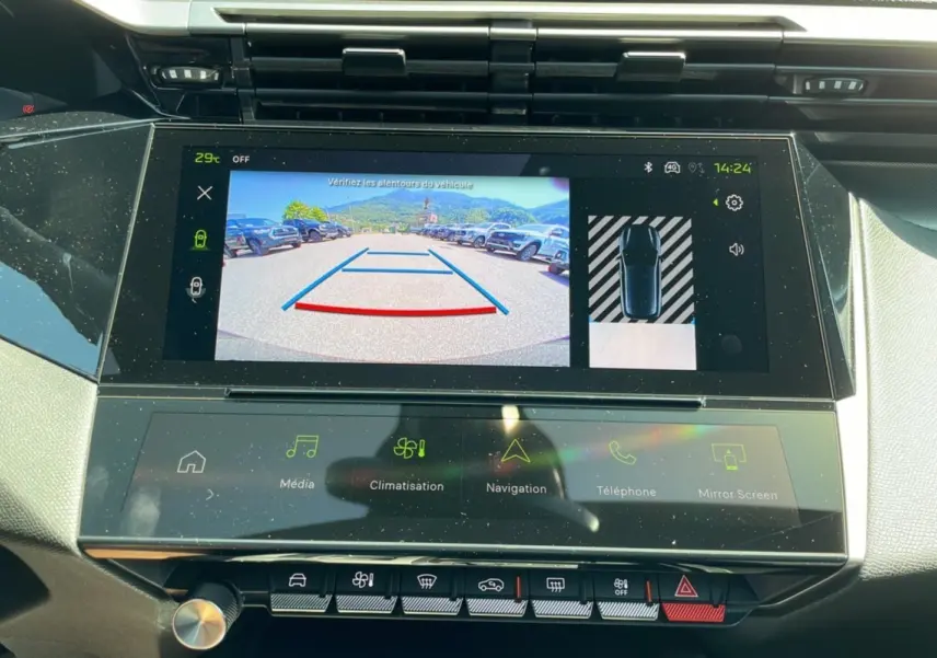 Vue intérieure du tableau de bord du Peugeot 308 gris selenium 2025, écran affichant la caméra de recul et les commandes tactiles.