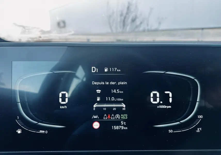 Affichage numérique du tableau de bord du Kia Sportage noir 2023, montrant vitesse, régime et informations de conduite.