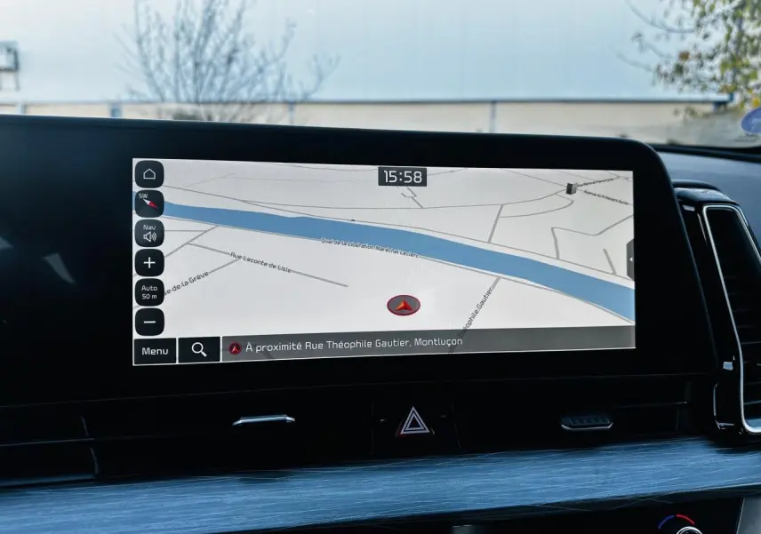 Écran tactile 12,3" du Kia Sportage 2023 affichant la navigation avec carte et indications précises.