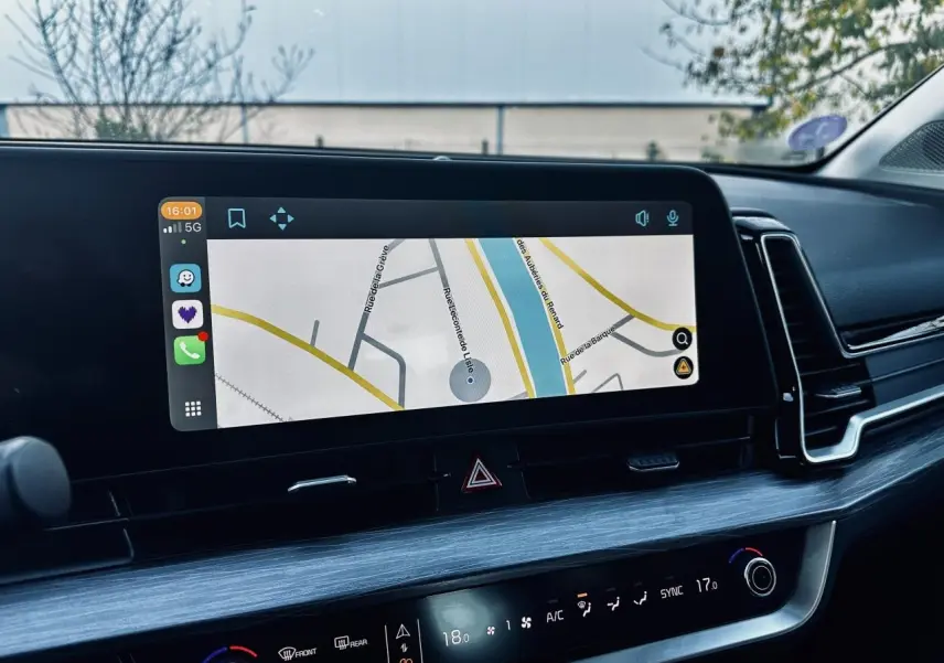 Vue rapprochée de l'écran tactile 12,3 pouces du tableau de bord du Kia Sportage noir 2023 affichant la navigation.