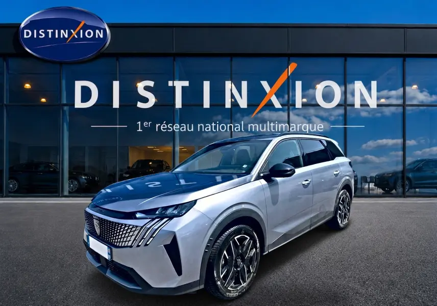 Peugeot 5008 Hybrid 145 allure e-dcs6 gris artense, vue 3/4 avant avec jantes alu et calandre distinctive.